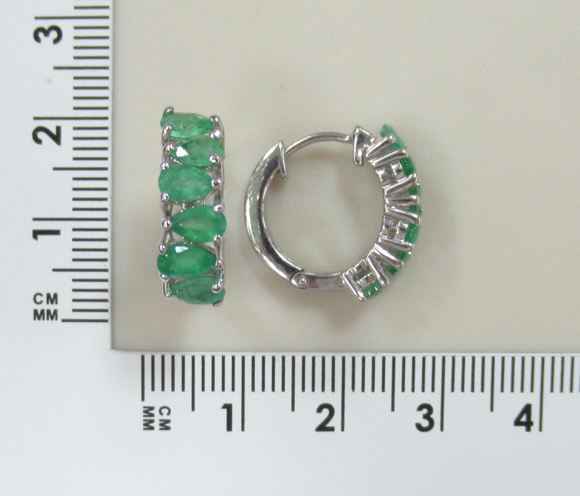 Серебряные серьги-конго с изумрудами